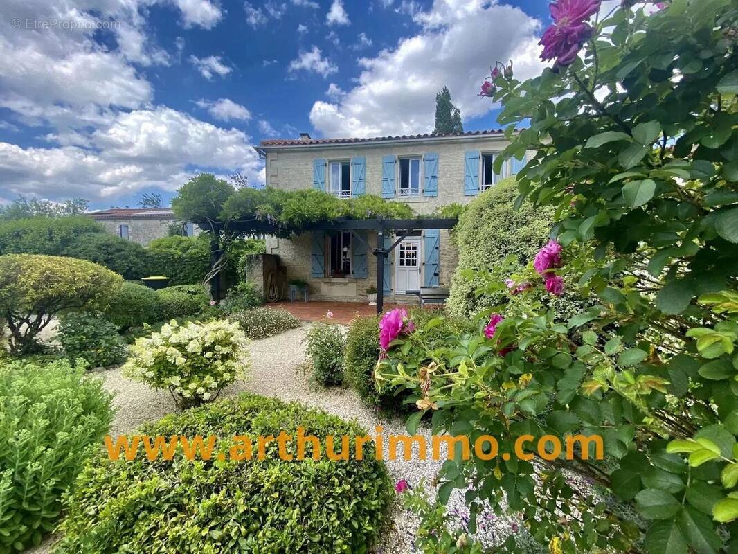 Maison à LE POIRE-SUR-VELLUIRE