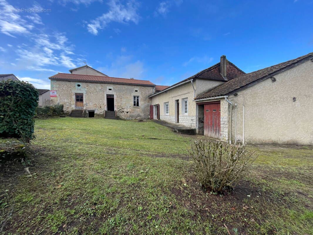 Maison à LA CHAPELLE-GONAGUET