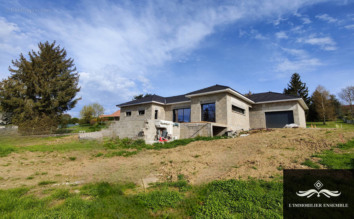 Maison à LA CHAPELLE-DE-LA-TOUR