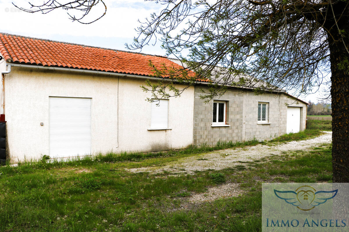 Maison à SAINT-JEAN-DE-MARUEJOLS-ET-AVEJAN