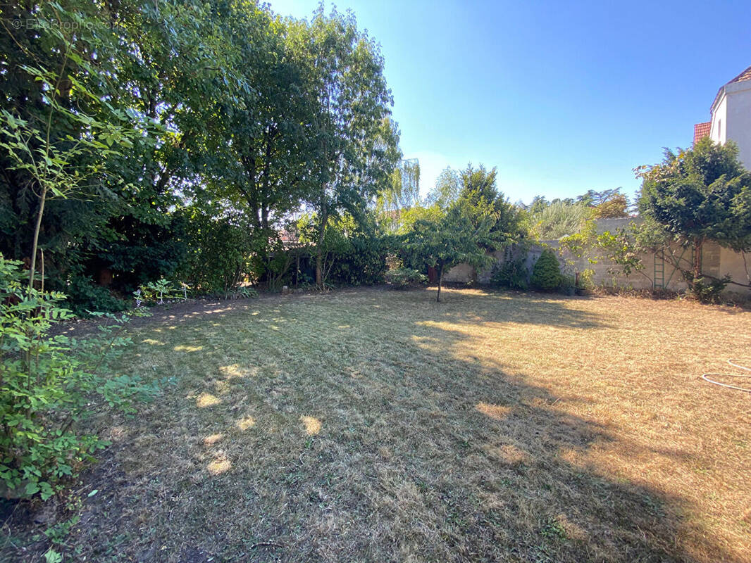 Terrain à SAINT-LEU-LA-FORET