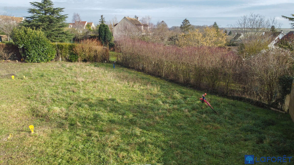 Terrain à NEAUPHLE-LE-VIEUX