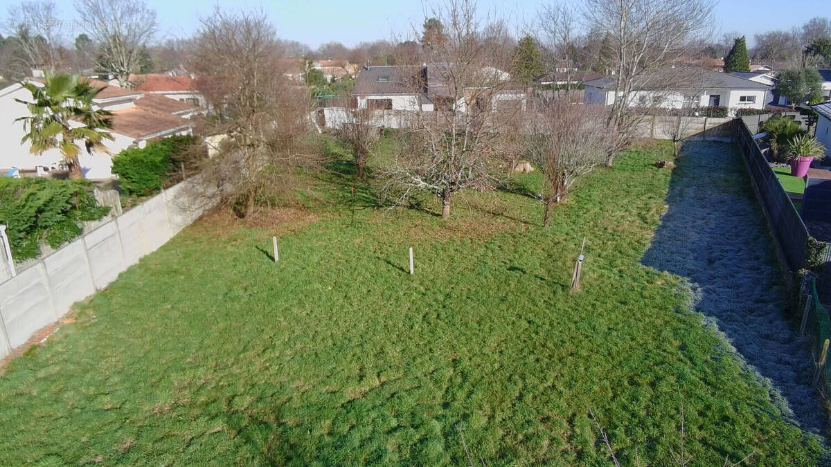 Terrain à SAINT-JEAN-D&#039;ILLAC