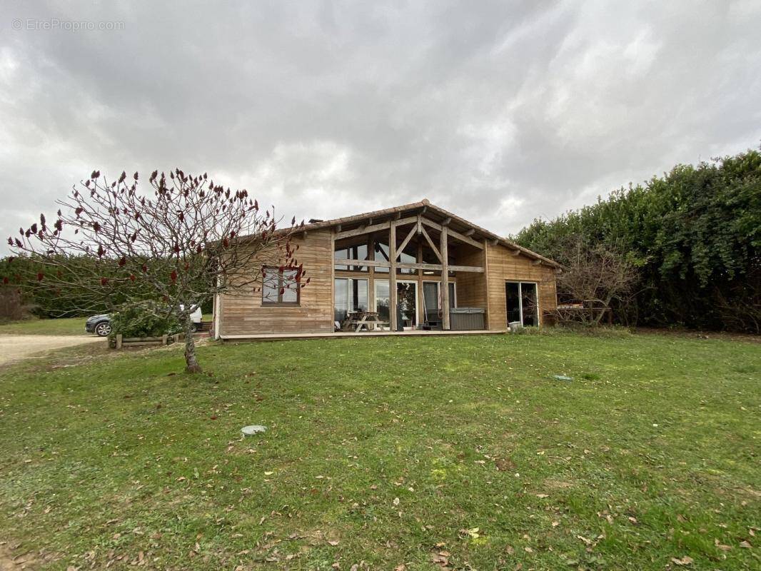 Maison à LA CHAPELLE-AUBAREIL