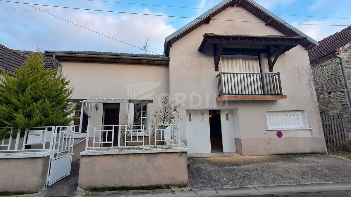 Maison à CRUZY-LE-CHATEL