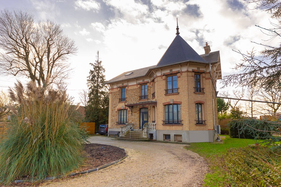 Maison à CHEVRY-COSSIGNY