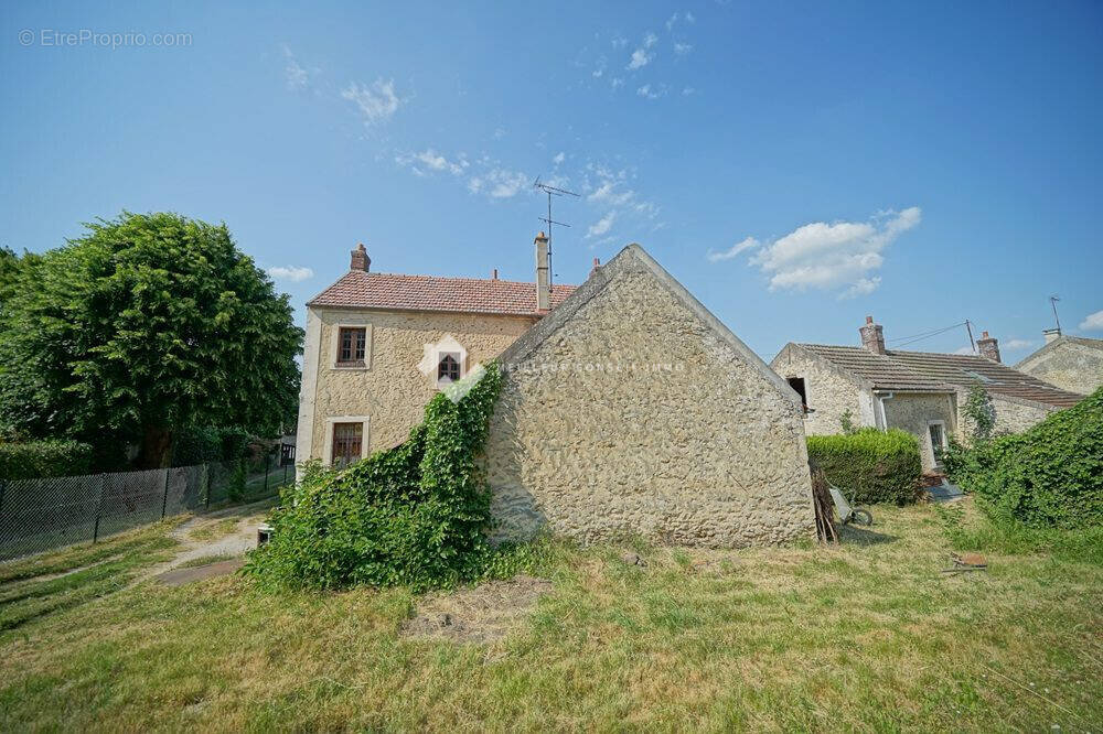 Maison à LA QUEUE-LES-YVELINES