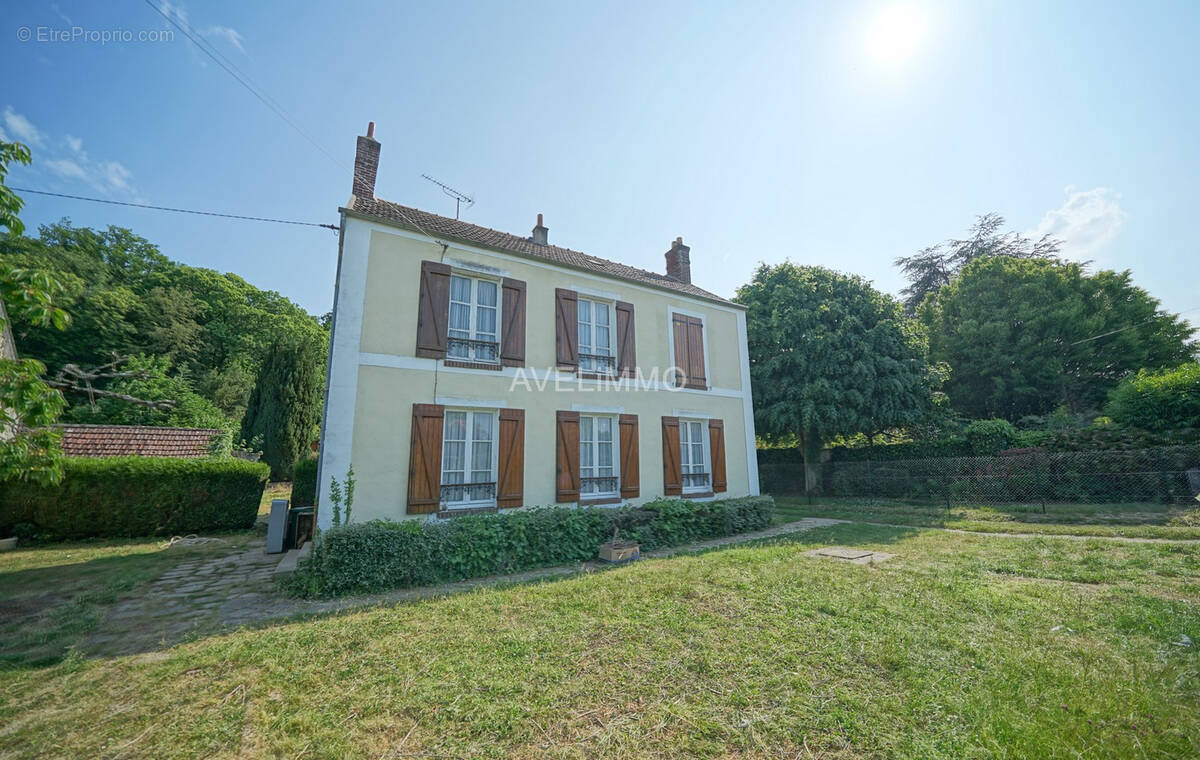 Maison à LA QUEUE-LES-YVELINES