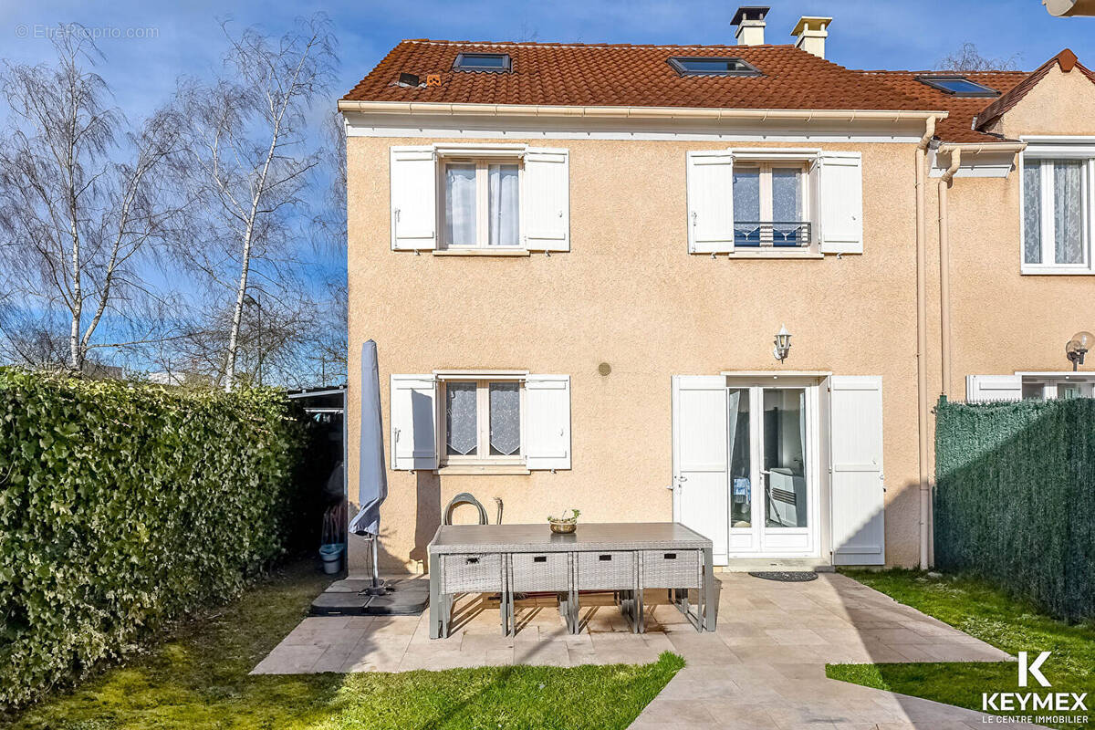 Maison à LES CLAYES-SOUS-BOIS