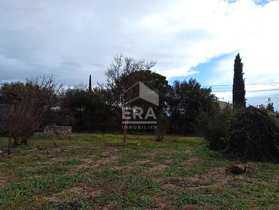 Terrain à PERNES-LES-FONTAINES