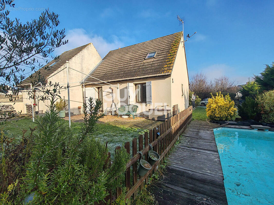 Maison à BRIARRES-SUR-ESSONNE