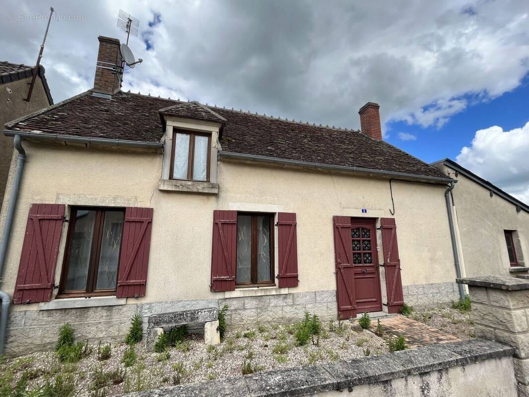 Maison à AINAY-LE-CHATEAU