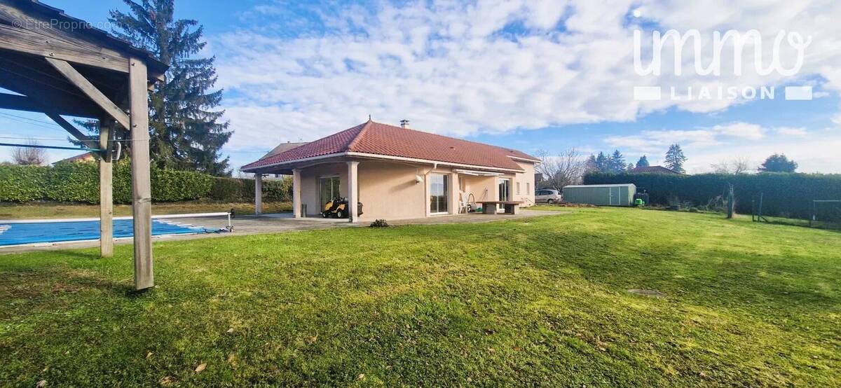 Maison à LA CHAPELLE-DE-LA-TOUR