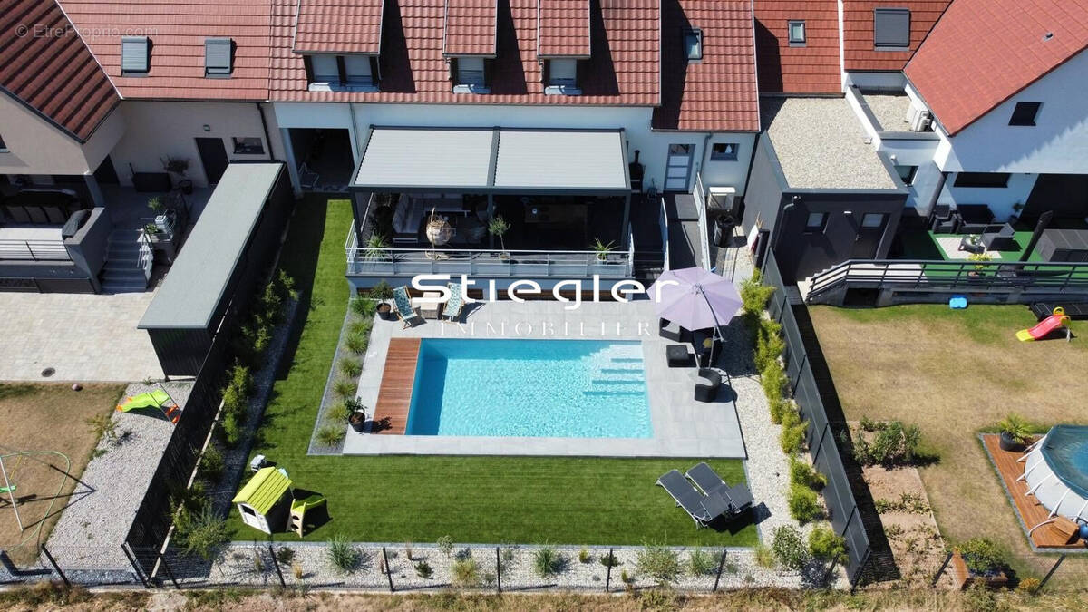 Espace extérieur avec terrasse et piscine - Maison à MOLSHEIM