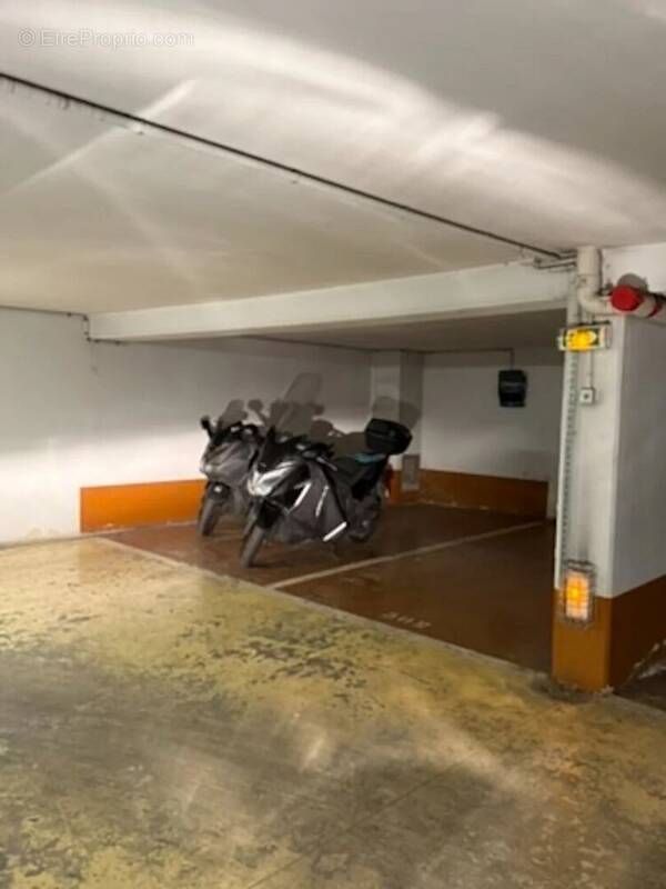 Parking à PARIS-8E