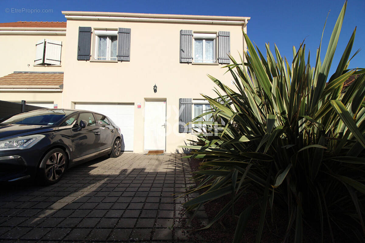 Maison à GUIGNES