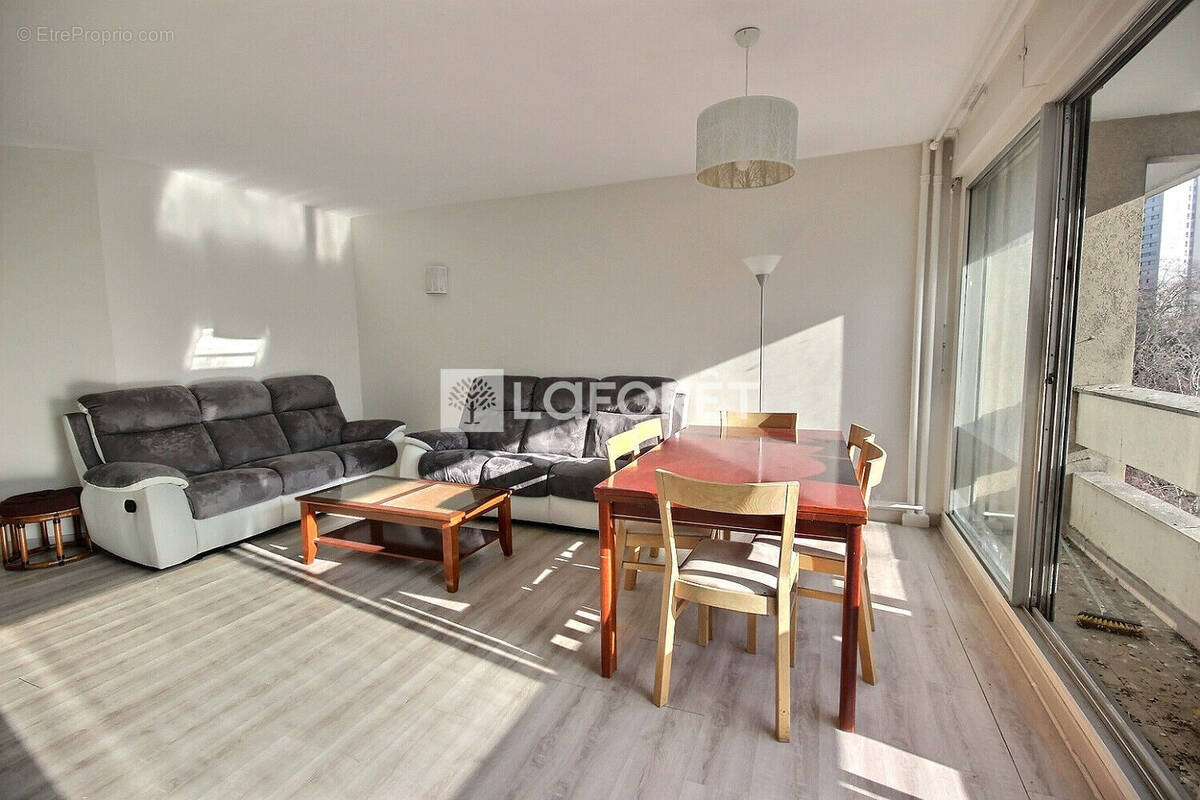 Appartement à COURBEVOIE