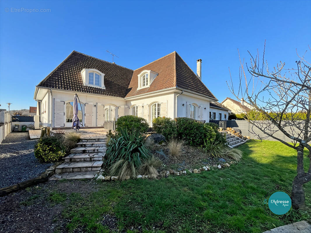 Maison à D&#039;HUISON-LONGUEVILLE