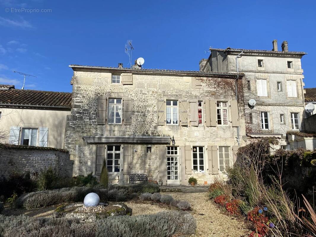 Maison à VILLEBOIS-LAVALETTE