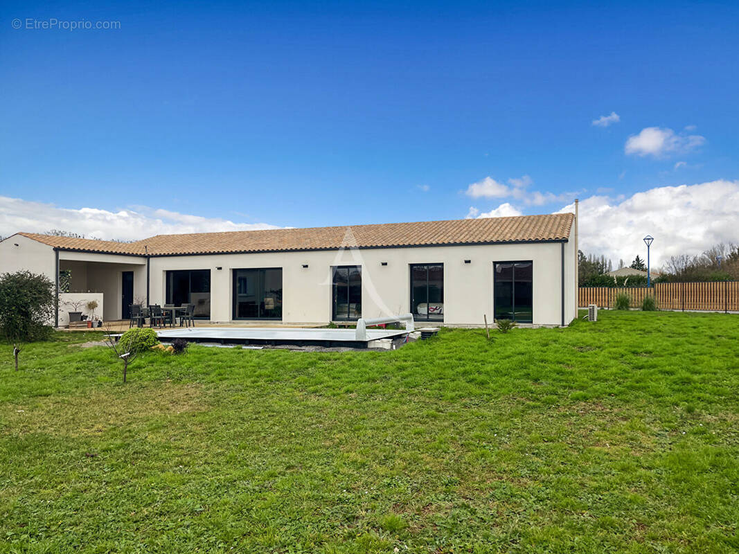 Maison à SAINTE-RADEGONDE-DES-NOYERS