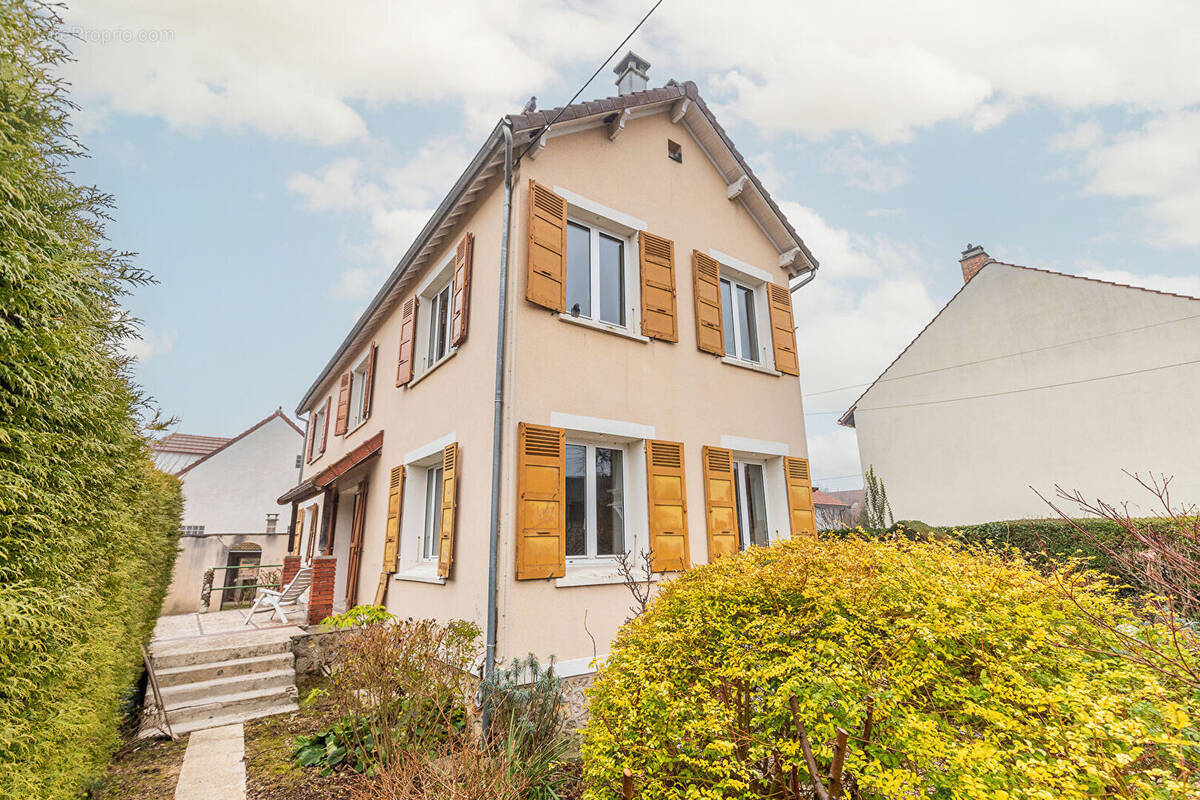 Maison à SAINTE-GENEVIEVE-DES-BOIS