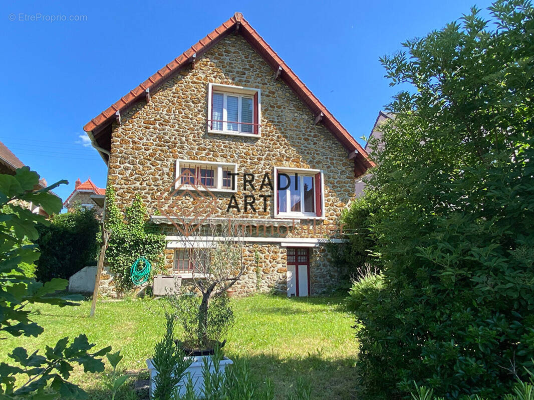 Maison à SAINTE-GENEVIEVE-DES-BOIS