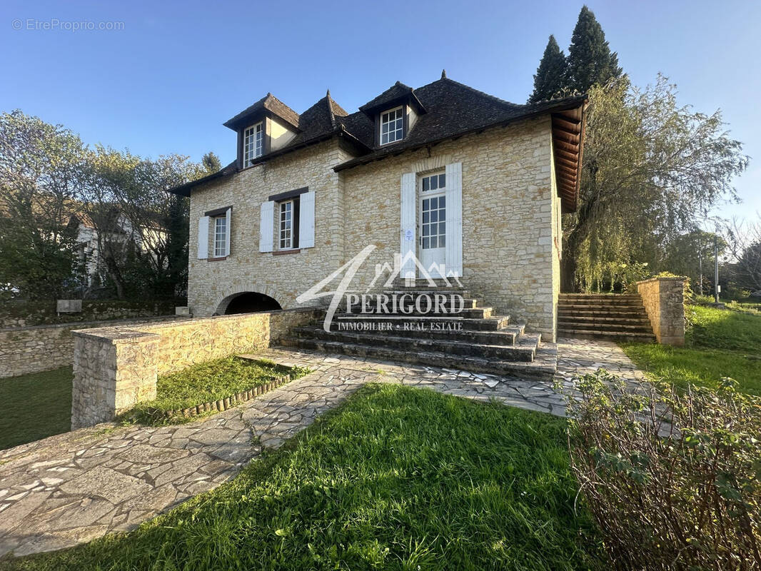 Maison à COUZE-ET-SAINT-FRONT