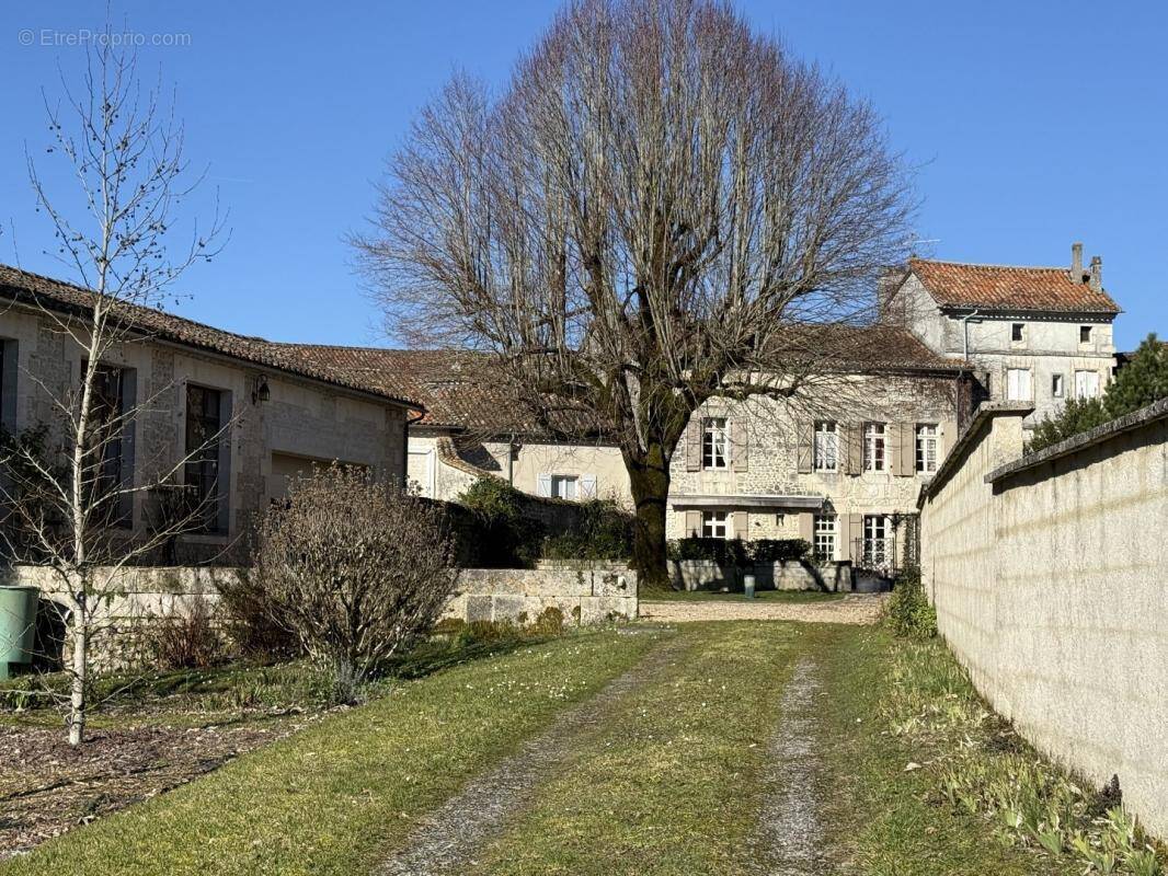 Maison à VILLEBOIS-LAVALETTE