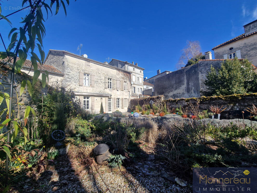 Maison à VILLEBOIS-LAVALETTE