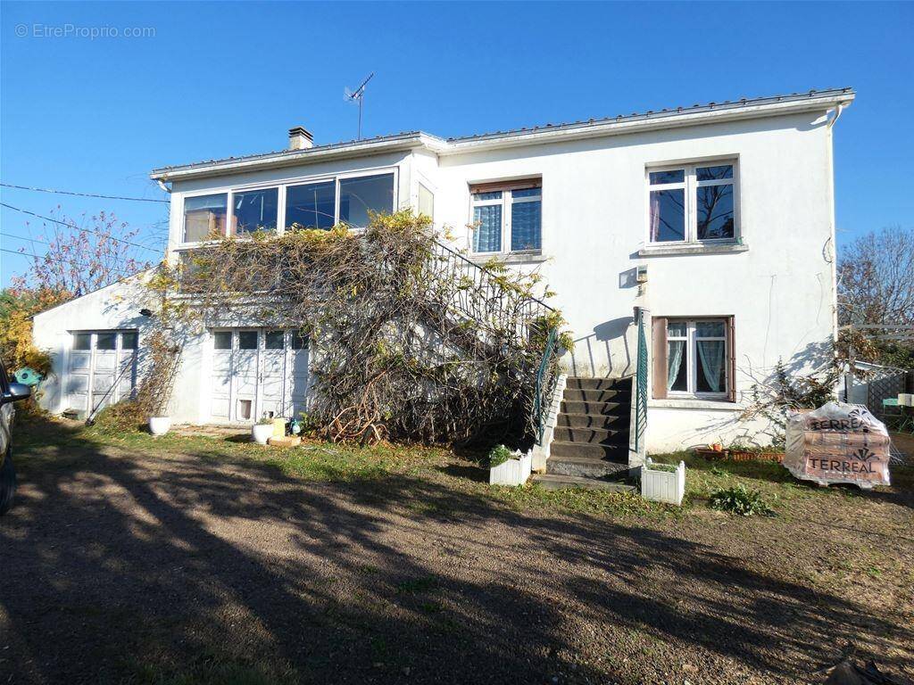 Maison 145m² à rénover, 2 logements, une chaufferie et 2 garages - Maison à LONGEVILLE-SUR-MER