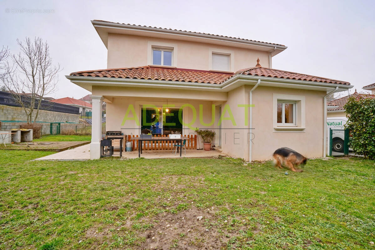 Maison à LA CHAPELLE-DE-LA-TOUR