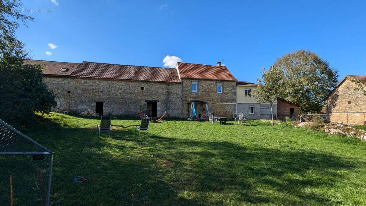 Maison à COULAURES