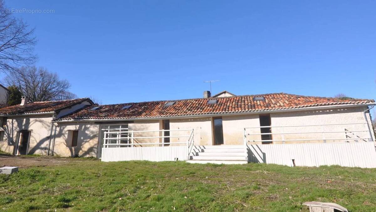 Maison à VILLEBOIS-LAVALETTE