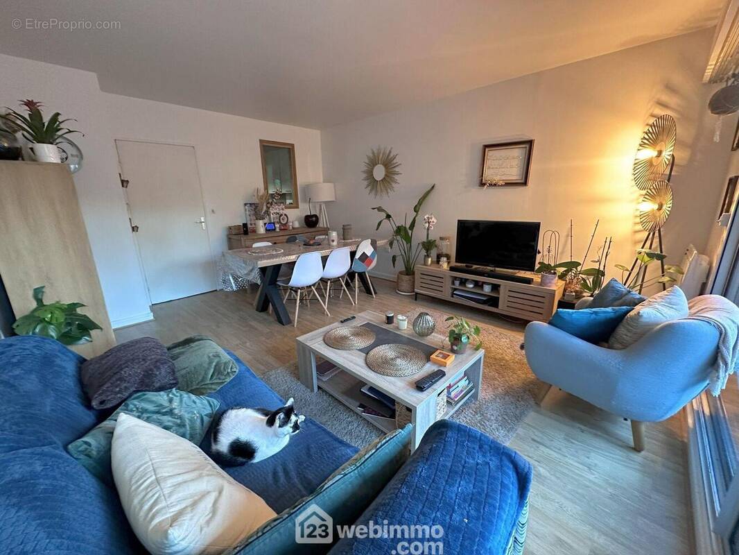 Voici une autre vue du séjour. - Appartement à FONTAINEBLEAU