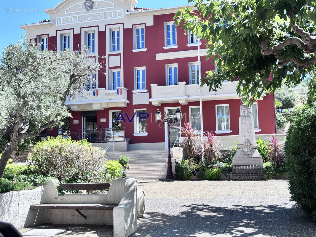 Commerce à SAINT-CYR-SUR-MER