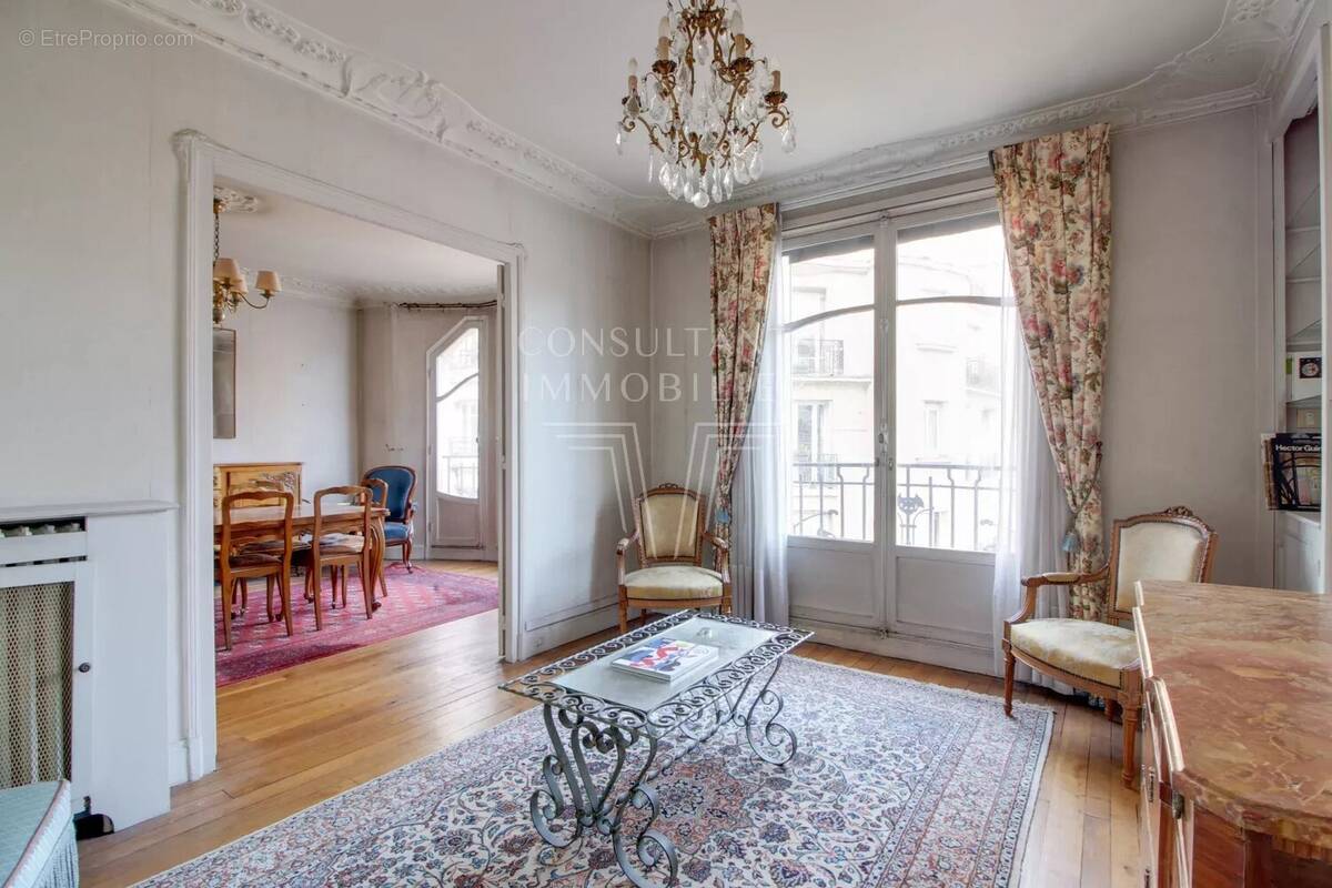 Appartement à PARIS-16E