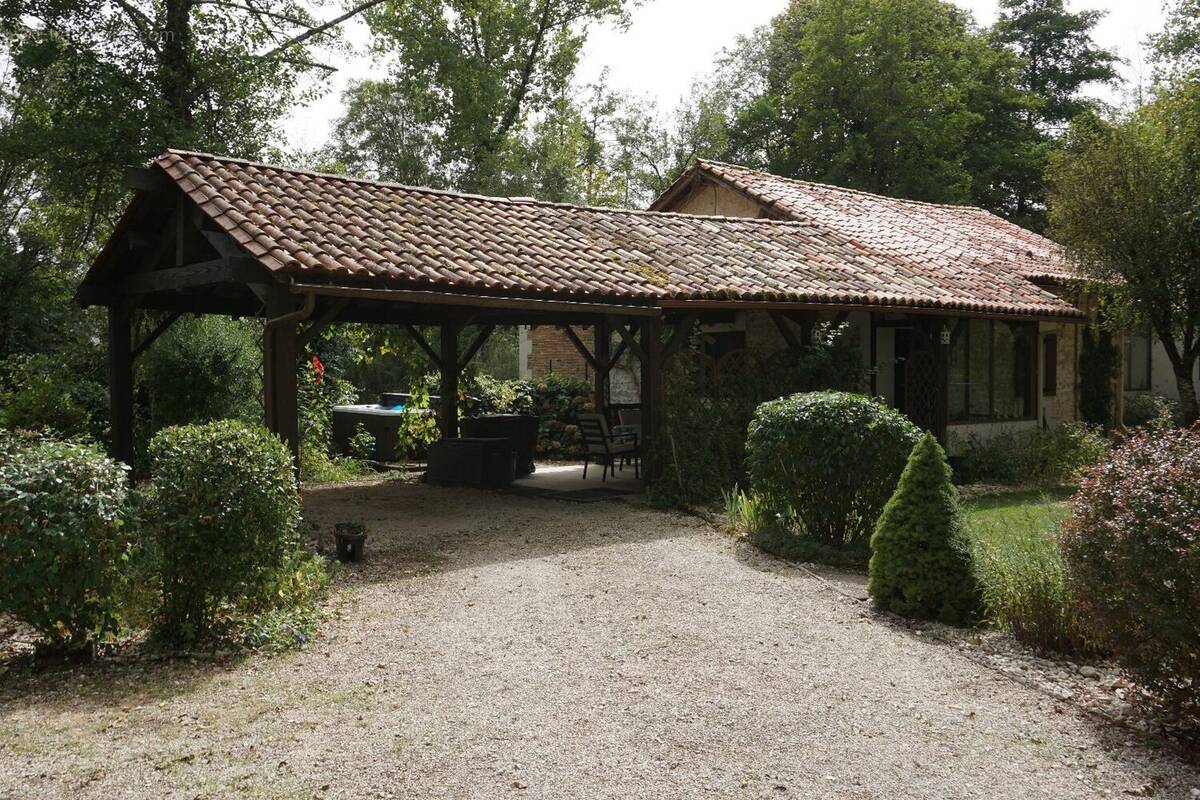 Maison à CHAMPAGNAC-DE-BELAIR