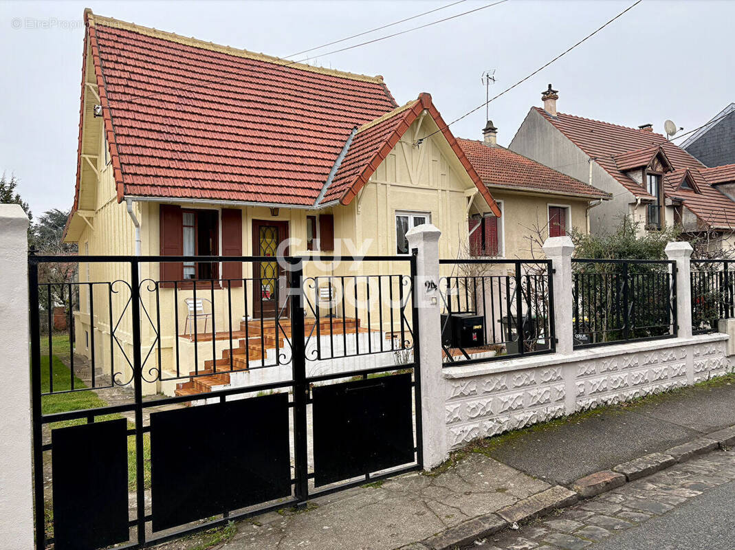 Maison à SAINTE-GENEVIEVE-DES-BOIS