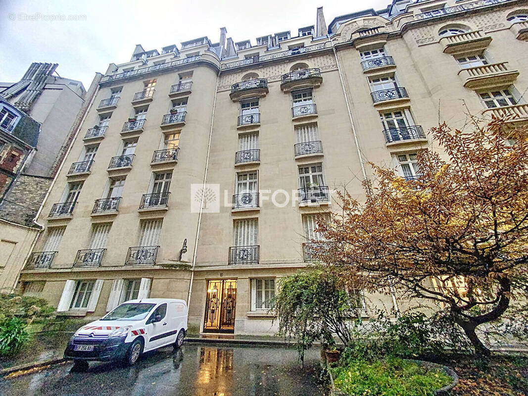 Appartement à PARIS-16E