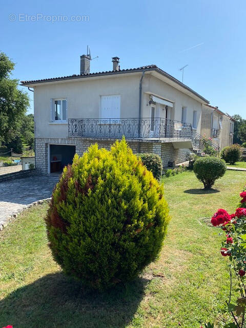 Maison à LA ROCHE-CHALAIS