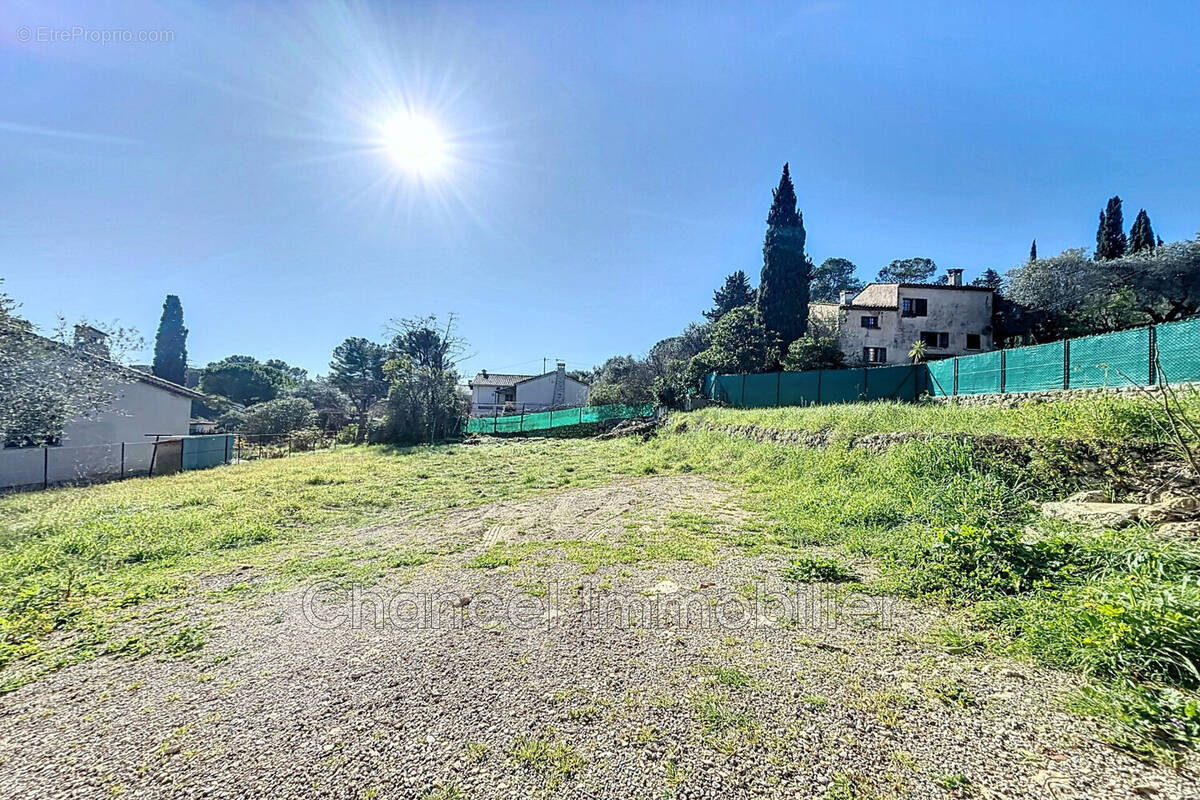 Terrain à MOUGINS