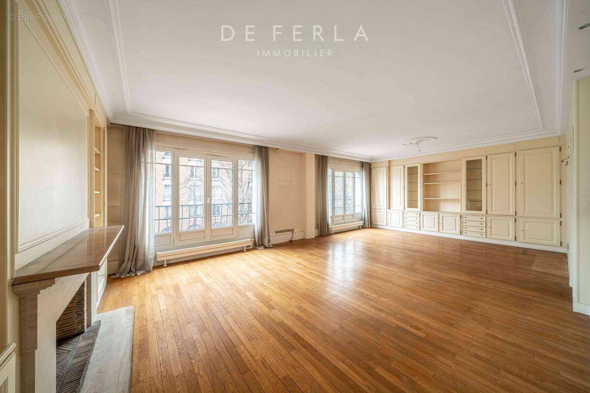 Appartement à PARIS-16E