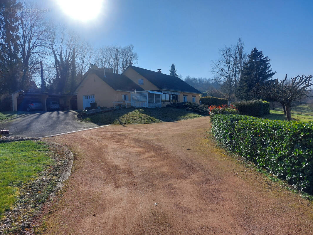 Maison à CREUZIER-LE-VIEUX