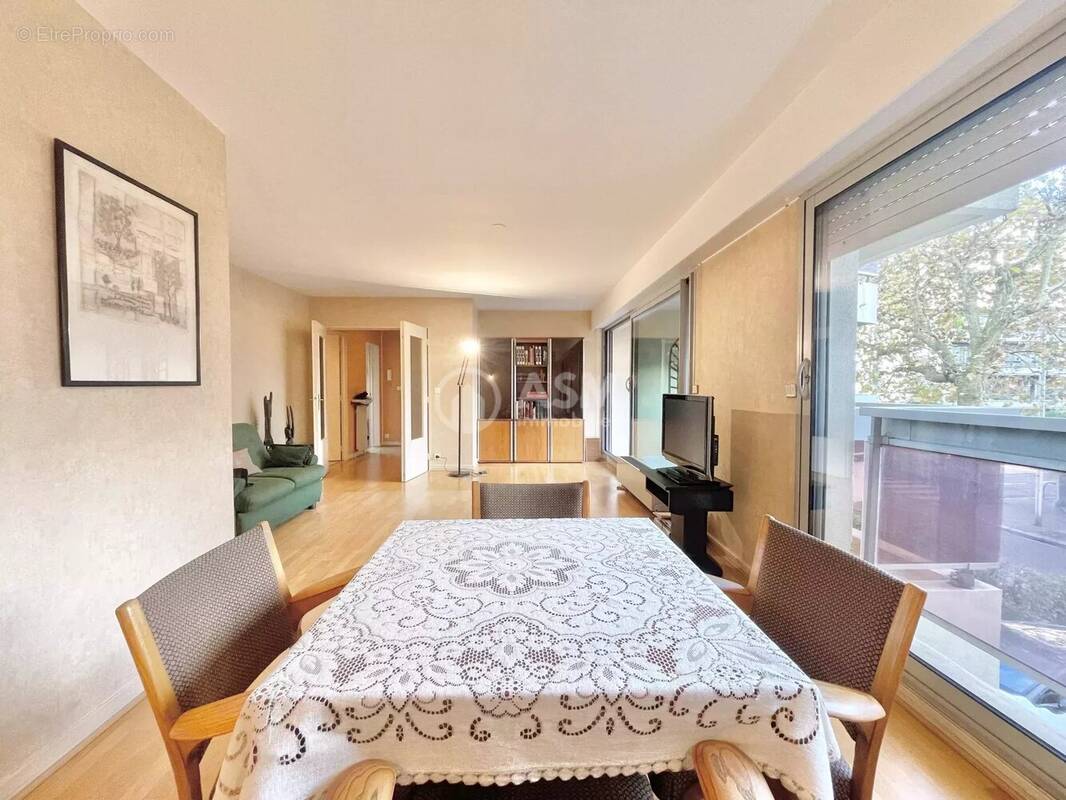 Appartement à COURBEVOIE