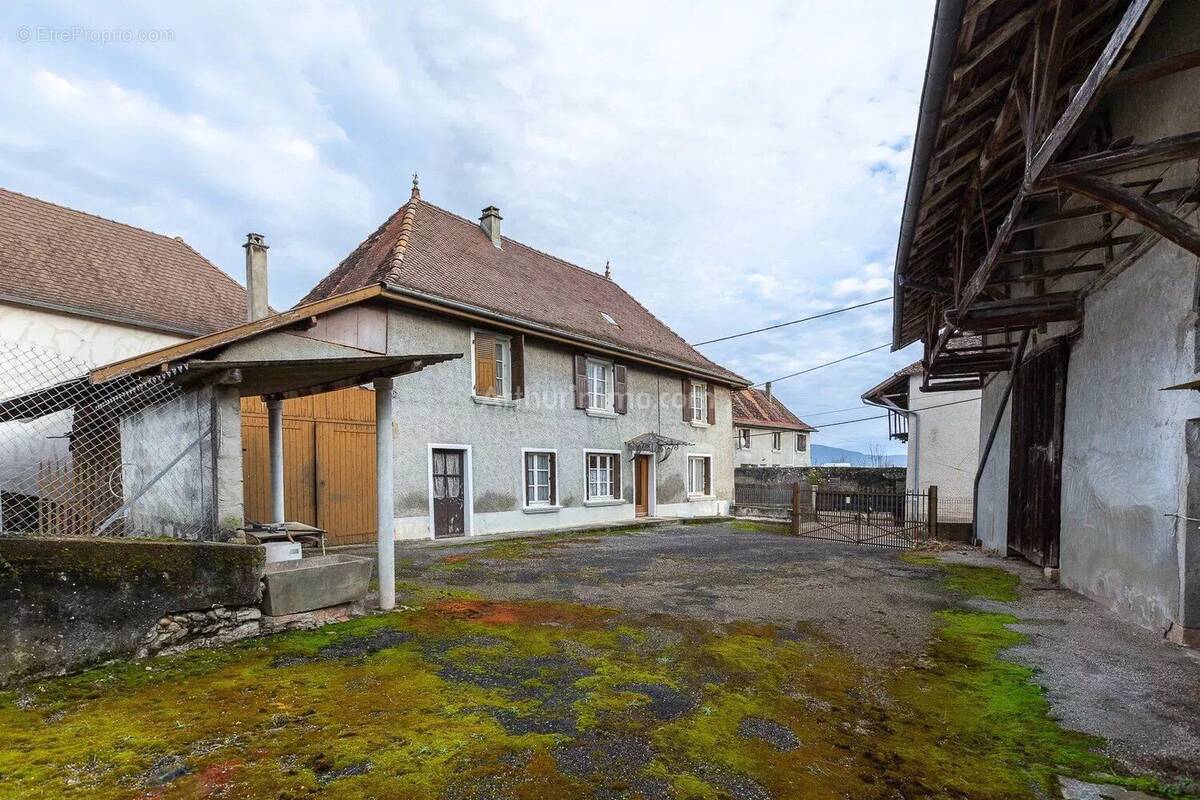 Maison à VEZERONCE-CURTIN