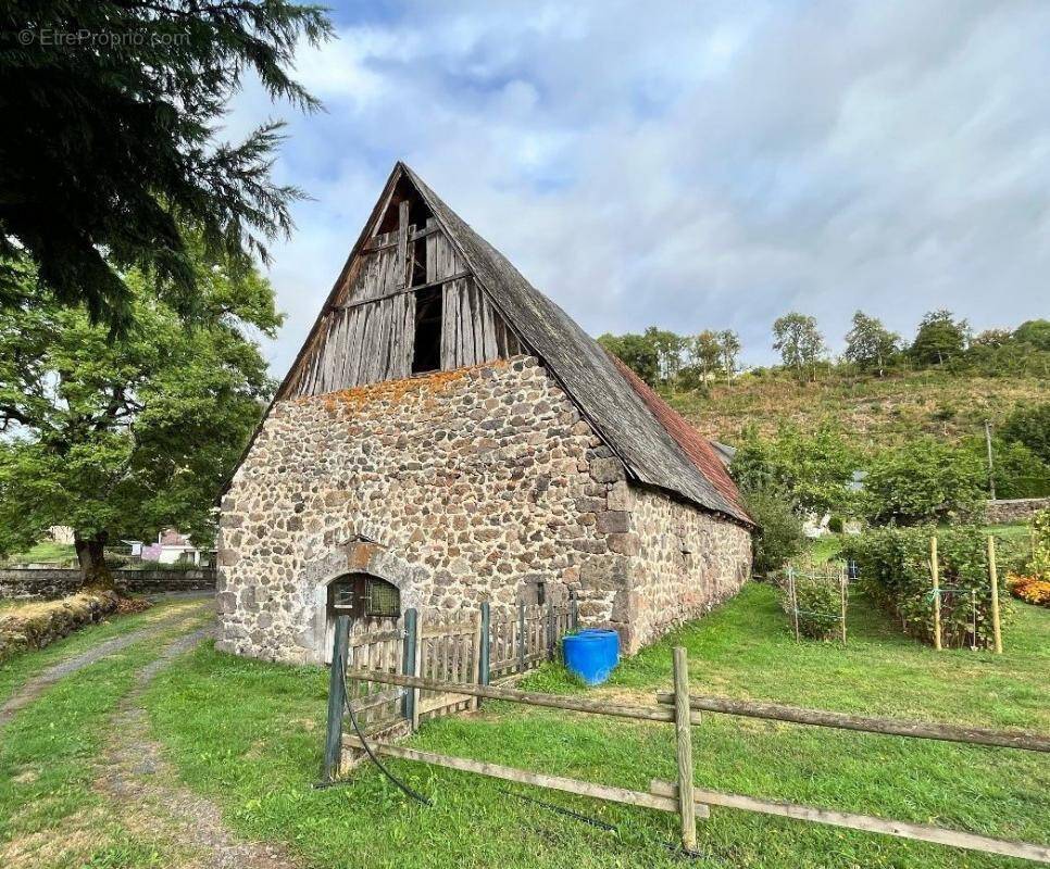 Maison à VIC-SUR-CERE