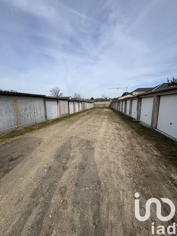 Photo 1 - Parking à VIERZON