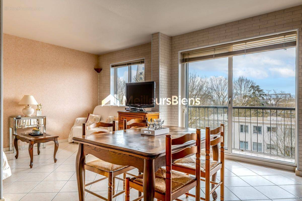 Appartement à FRESNES