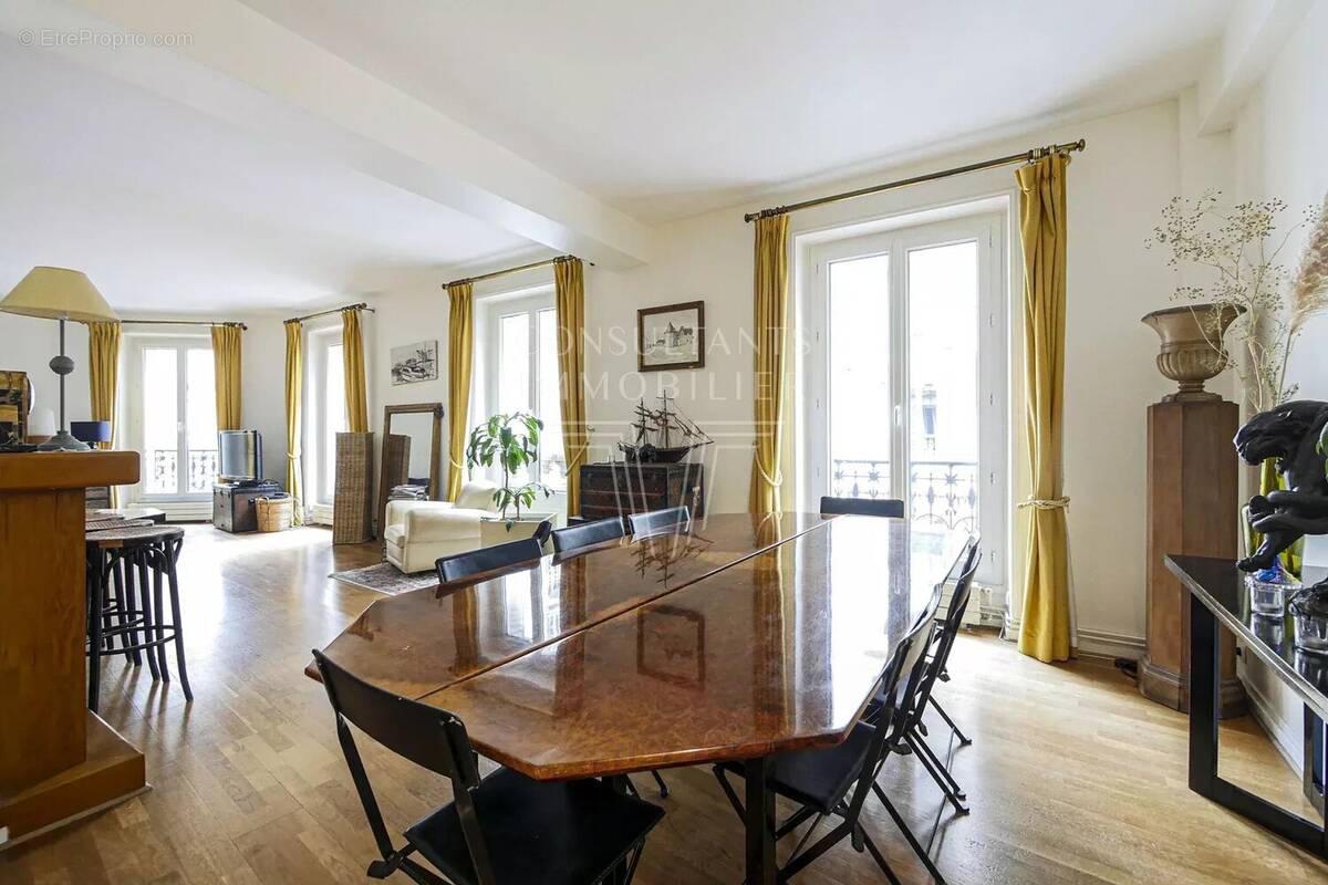 Appartement à PARIS-17E