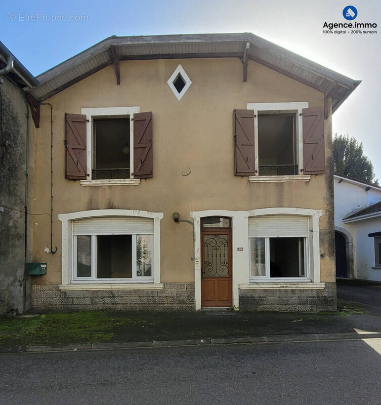 Façade et entrée côté rue - Maison à LAHONTAN